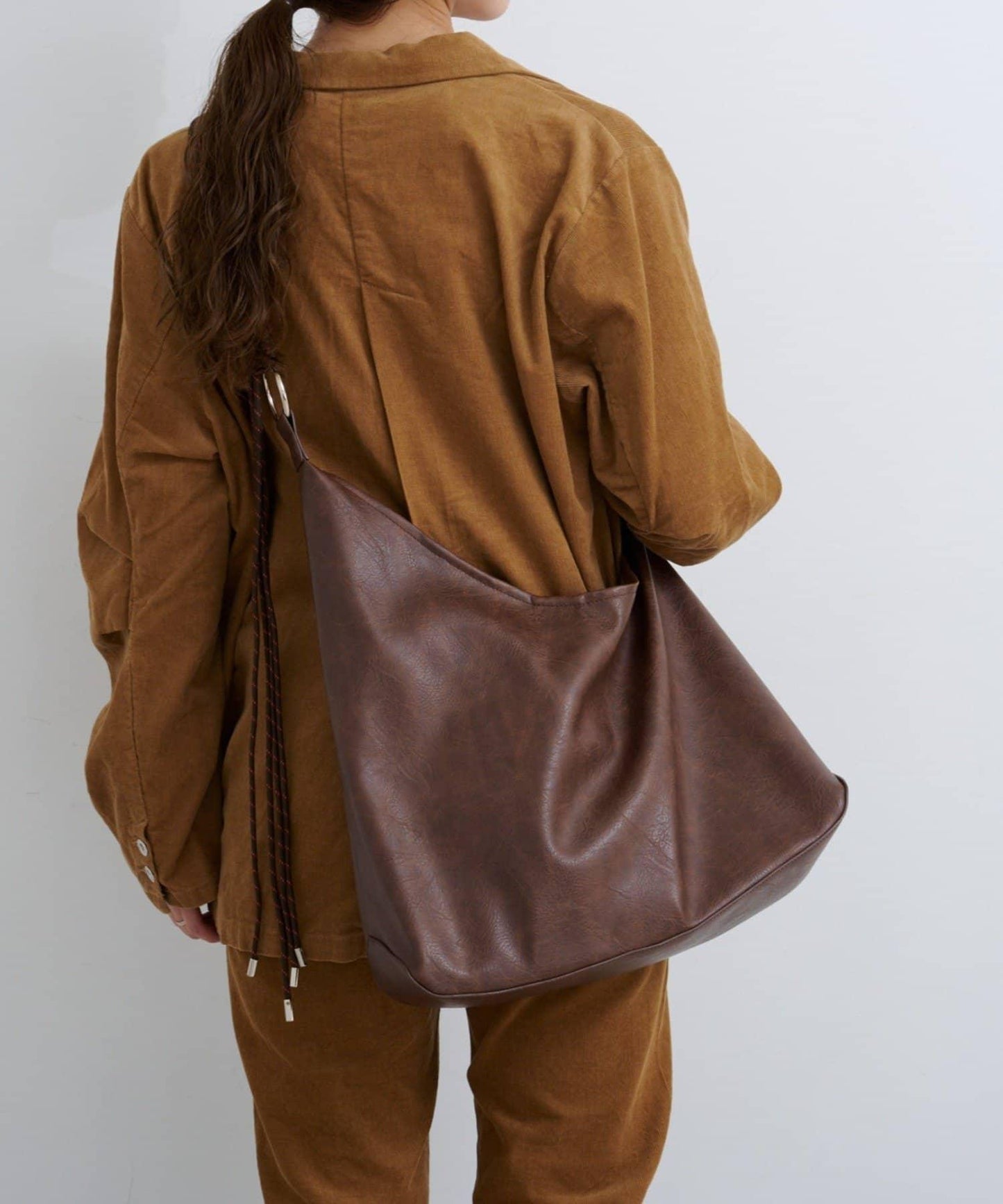 B 不對稱皮革包