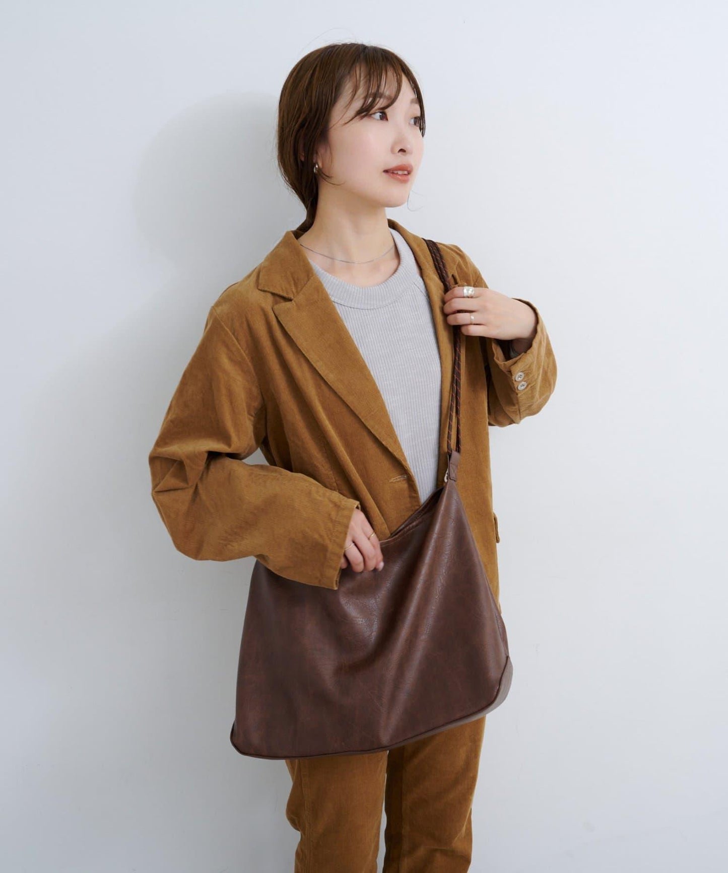 B 不對稱皮革包