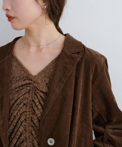 B 褶皺蕾絲拼接上衣