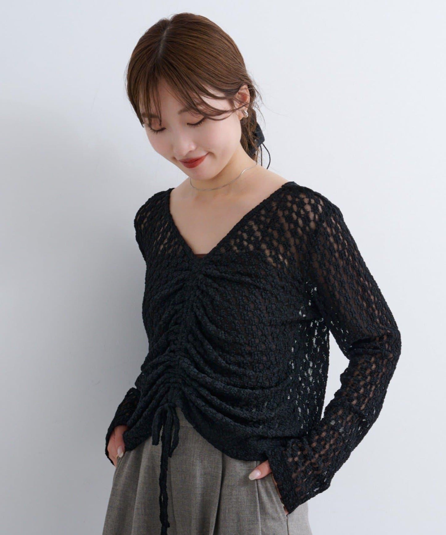 B 褶皺蕾絲拼接上衣