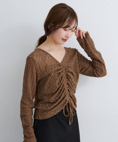 B 褶皺蕾絲拼接上衣