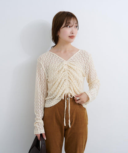 B 褶皺蕾絲拼接上衣