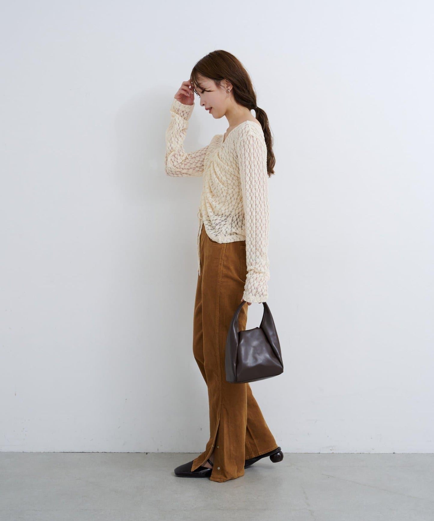 B 褶皺蕾絲拼接上衣