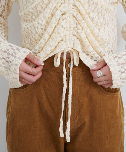 B 褶皺蕾絲拼接上衣