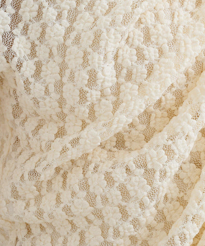 B 褶皺蕾絲拼接上衣