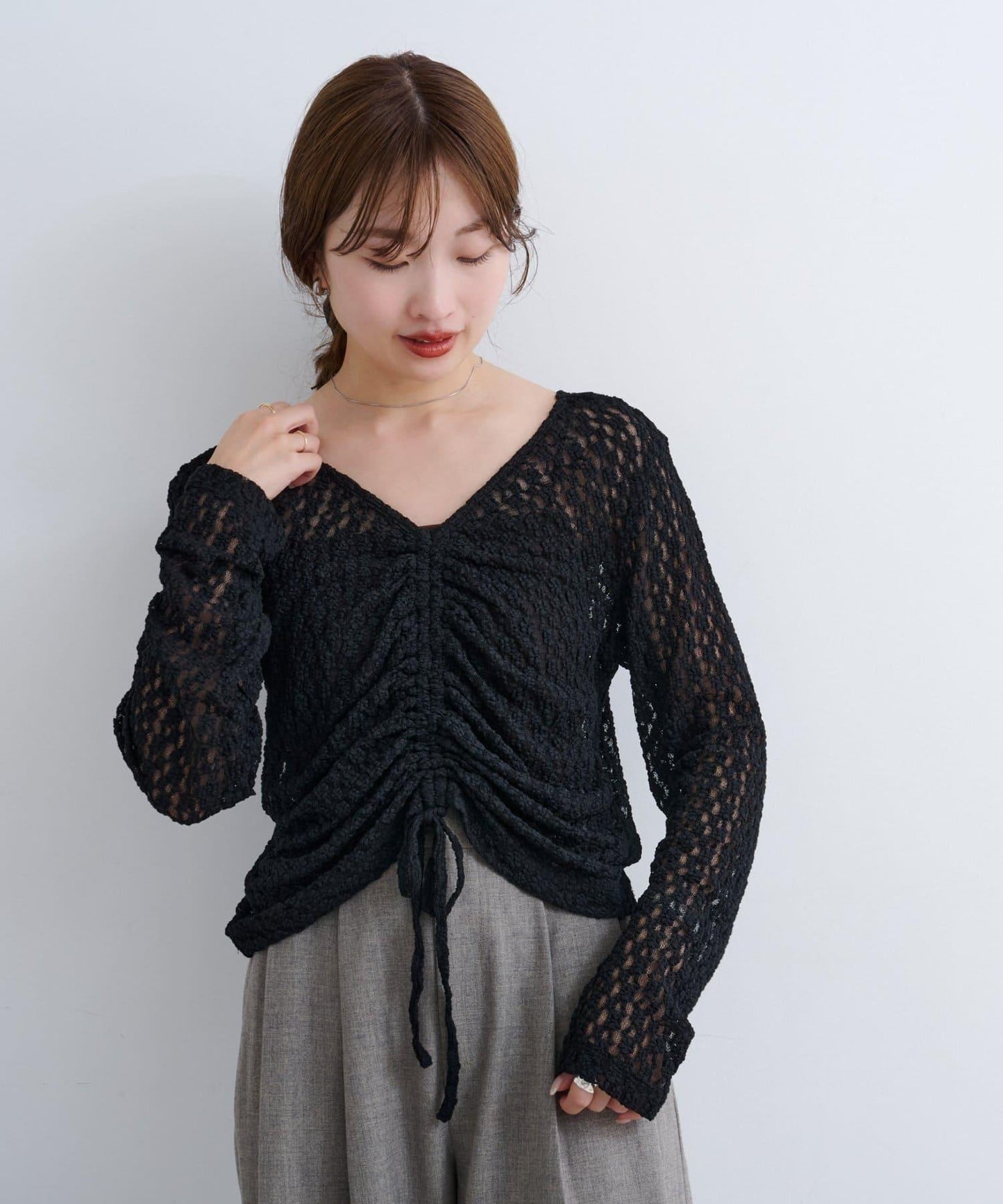 B 褶皺蕾絲拼接上衣