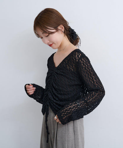 B 褶皺蕾絲拼接上衣