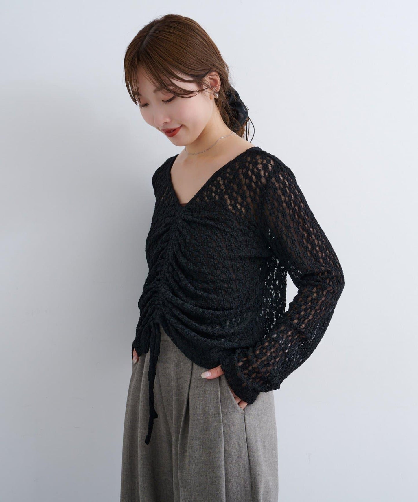 B 褶皺蕾絲拼接上衣