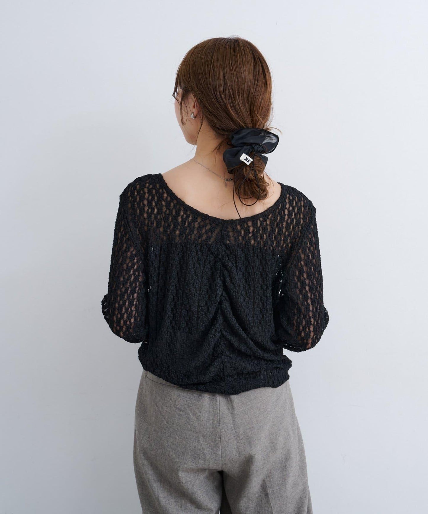 B 褶皺蕾絲拼接上衣