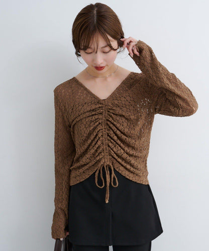 B 褶皺蕾絲拼接上衣