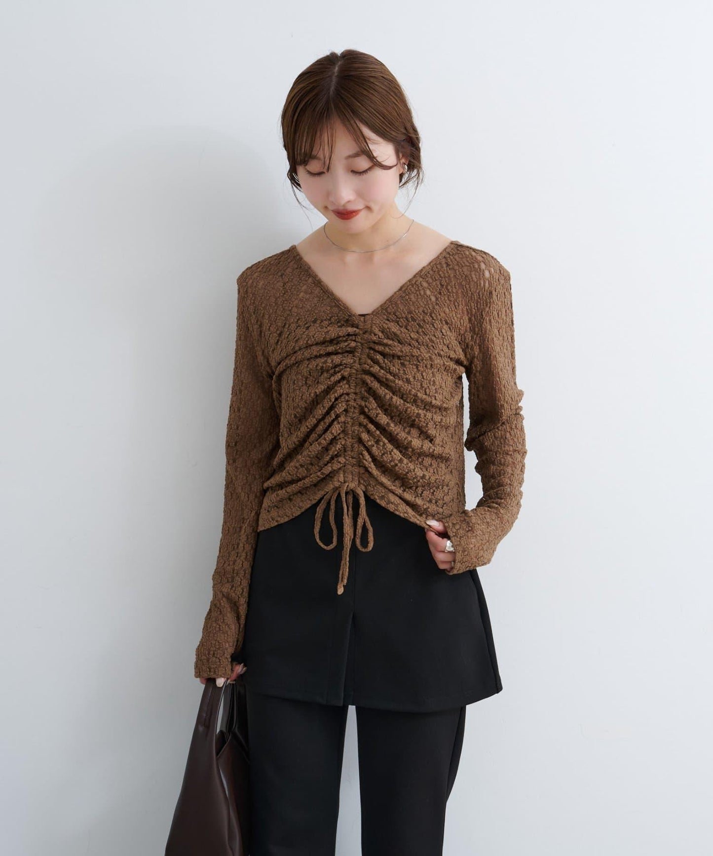 B 褶皺蕾絲拼接上衣