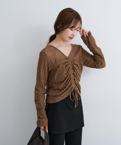 B 褶皺蕾絲拼接上衣