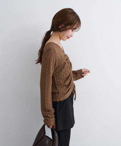 B 褶皺蕾絲拼接上衣