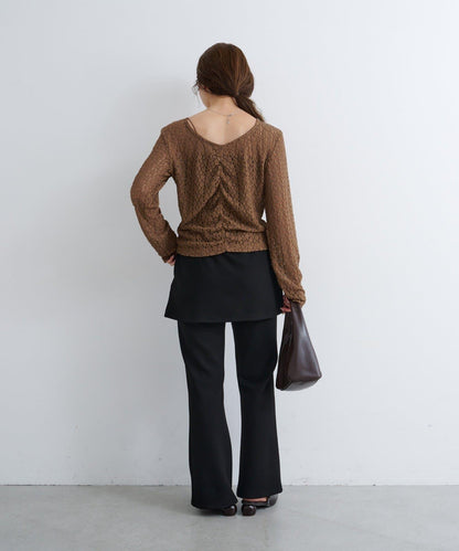 B 褶皺蕾絲拼接上衣