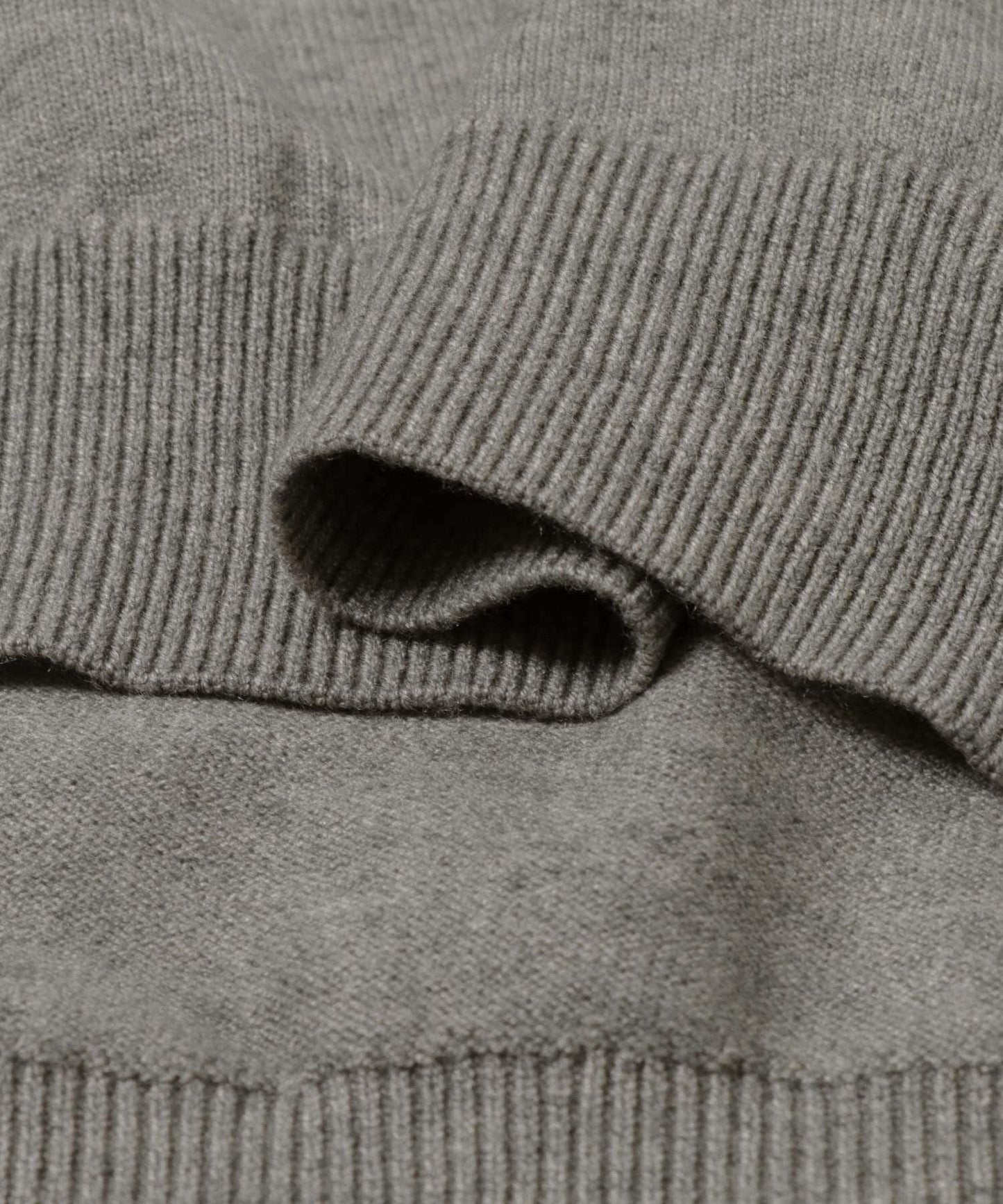 不對稱圓領針織衫