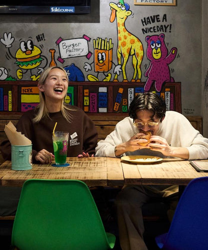 Burger Factory×FREAK'S STORE/ Burger Factory特別款寬鬆版型背部印花圓領衛衣