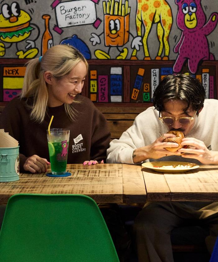 Burger Factory×FREAK'S STORE/ Burger Factory特別款寬鬆版型背部印花圓領衛衣