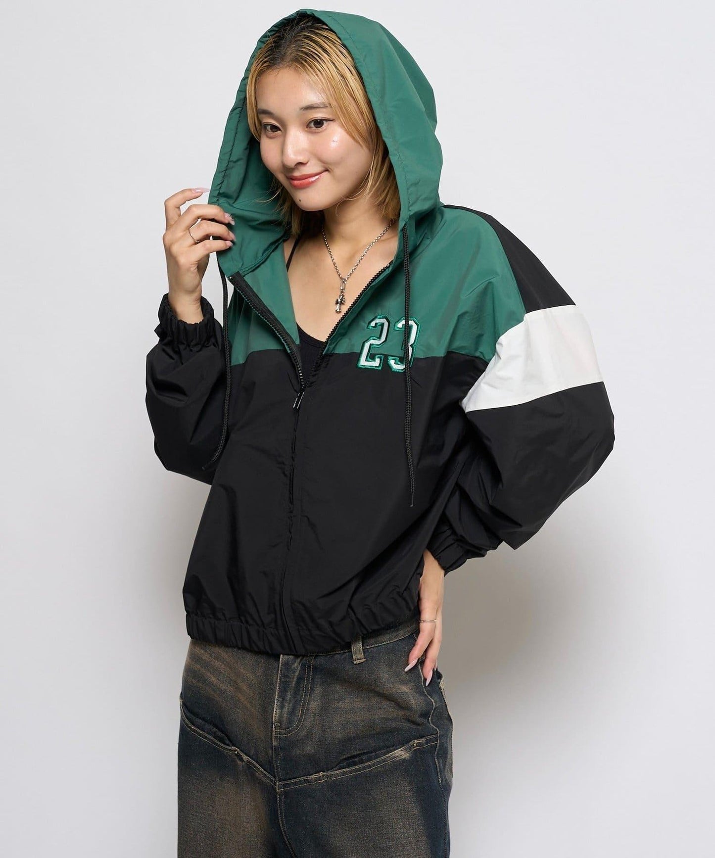 【WHO'S WHO gallery】數字印花尼龍連帽外套