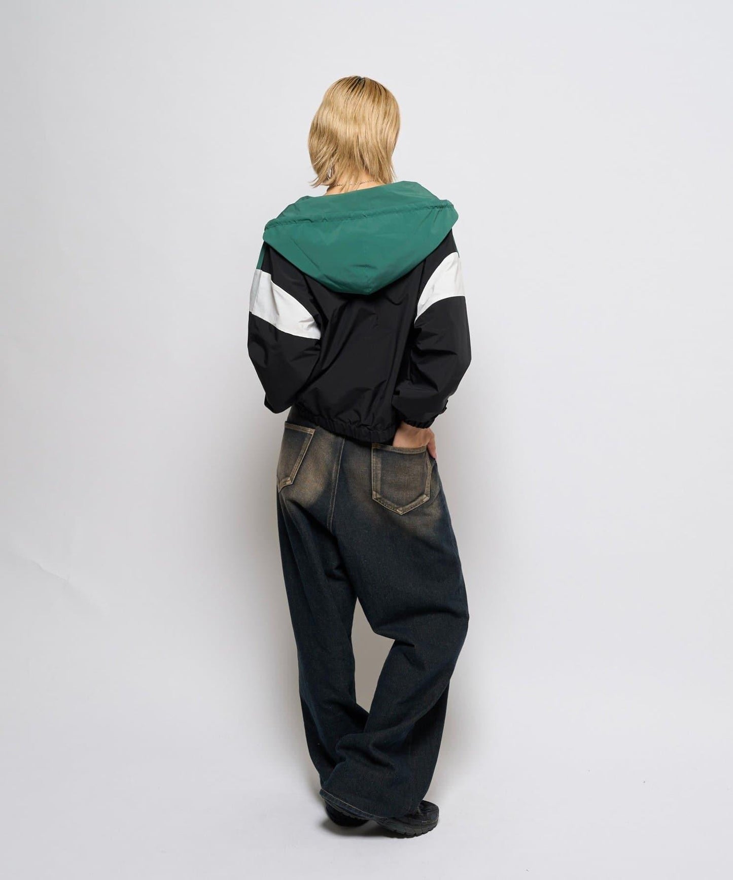 【WHO'S WHO gallery】數字印花尼龍連帽外套