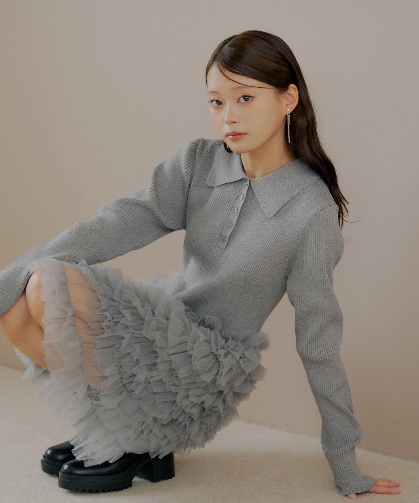 【SALON by Chico】荷葉邊層疊翻領迷你連衣裙