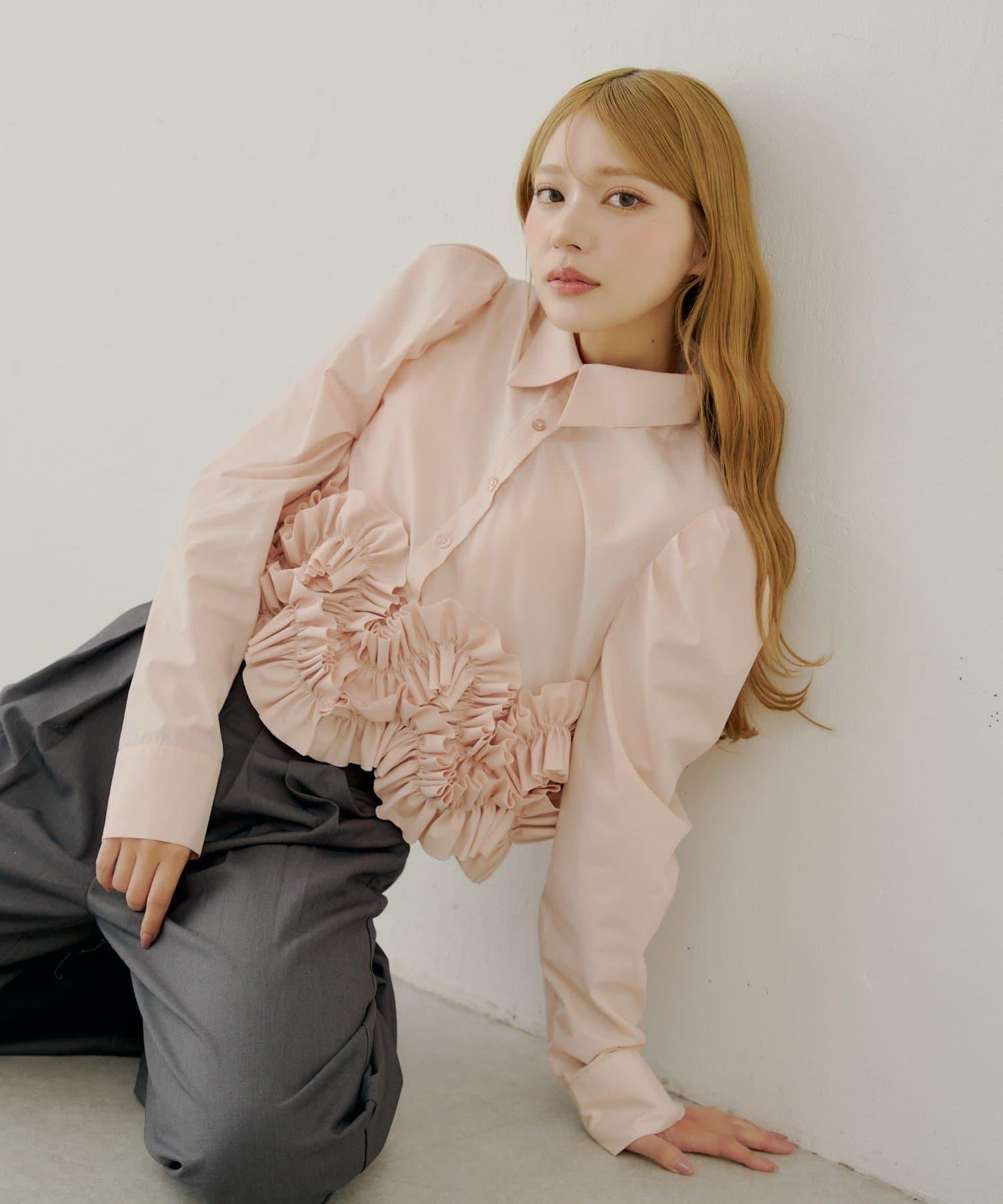 【SALON by Chico】下襬荷葉邊設計襯衫