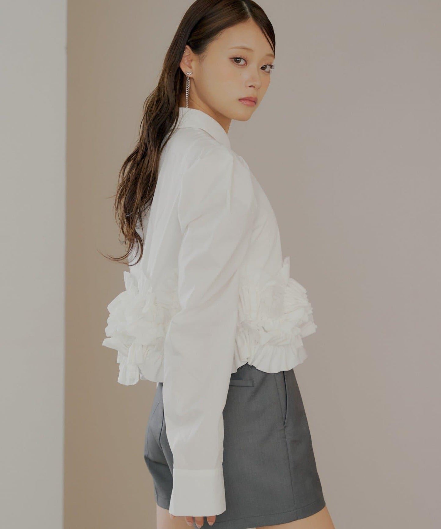 【SALON by Chico】下襬荷葉邊設計襯衫