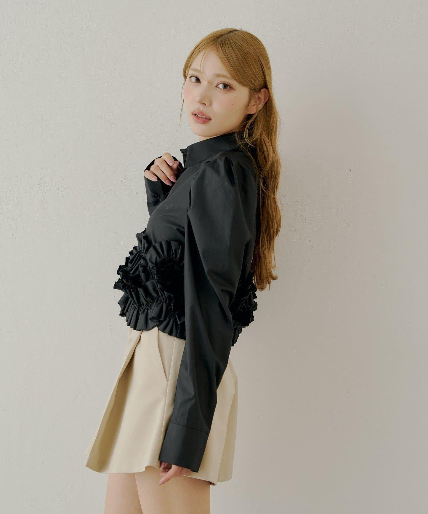 【SALON by Chico】下襬荷葉邊設計襯衫