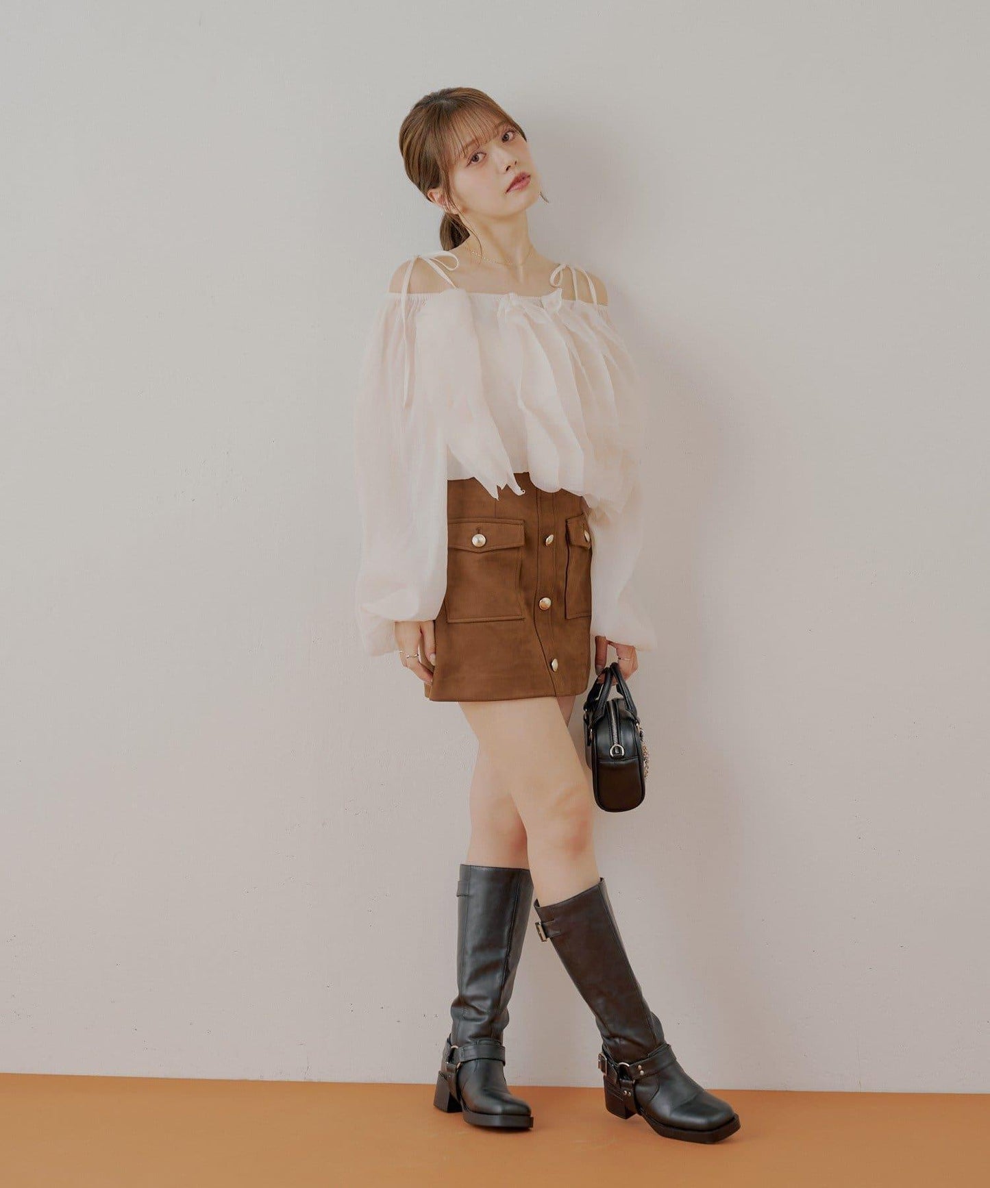 【Chico】前扣麂皮絨A字裙