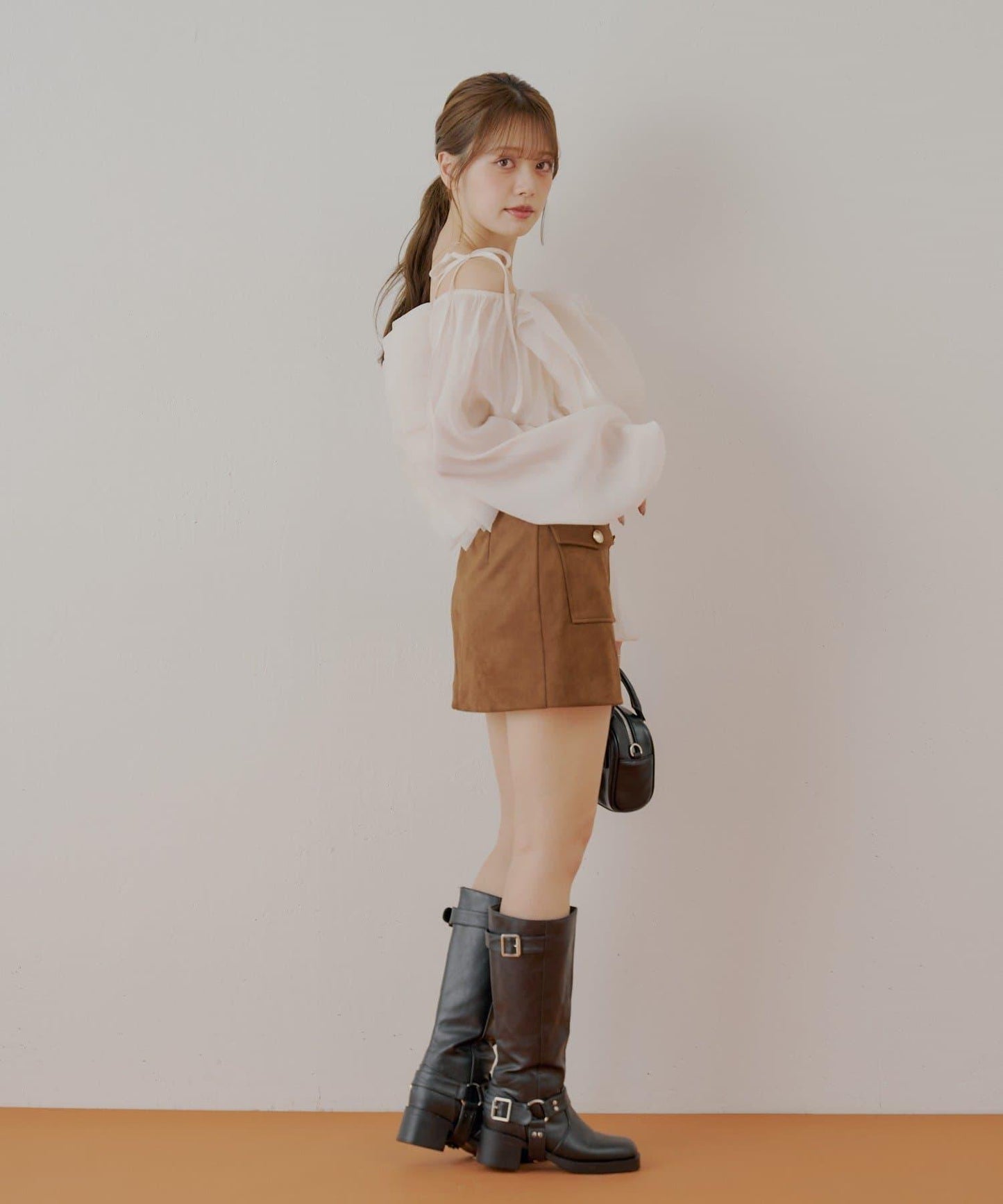 【Chico】前扣麂皮絨A字裙