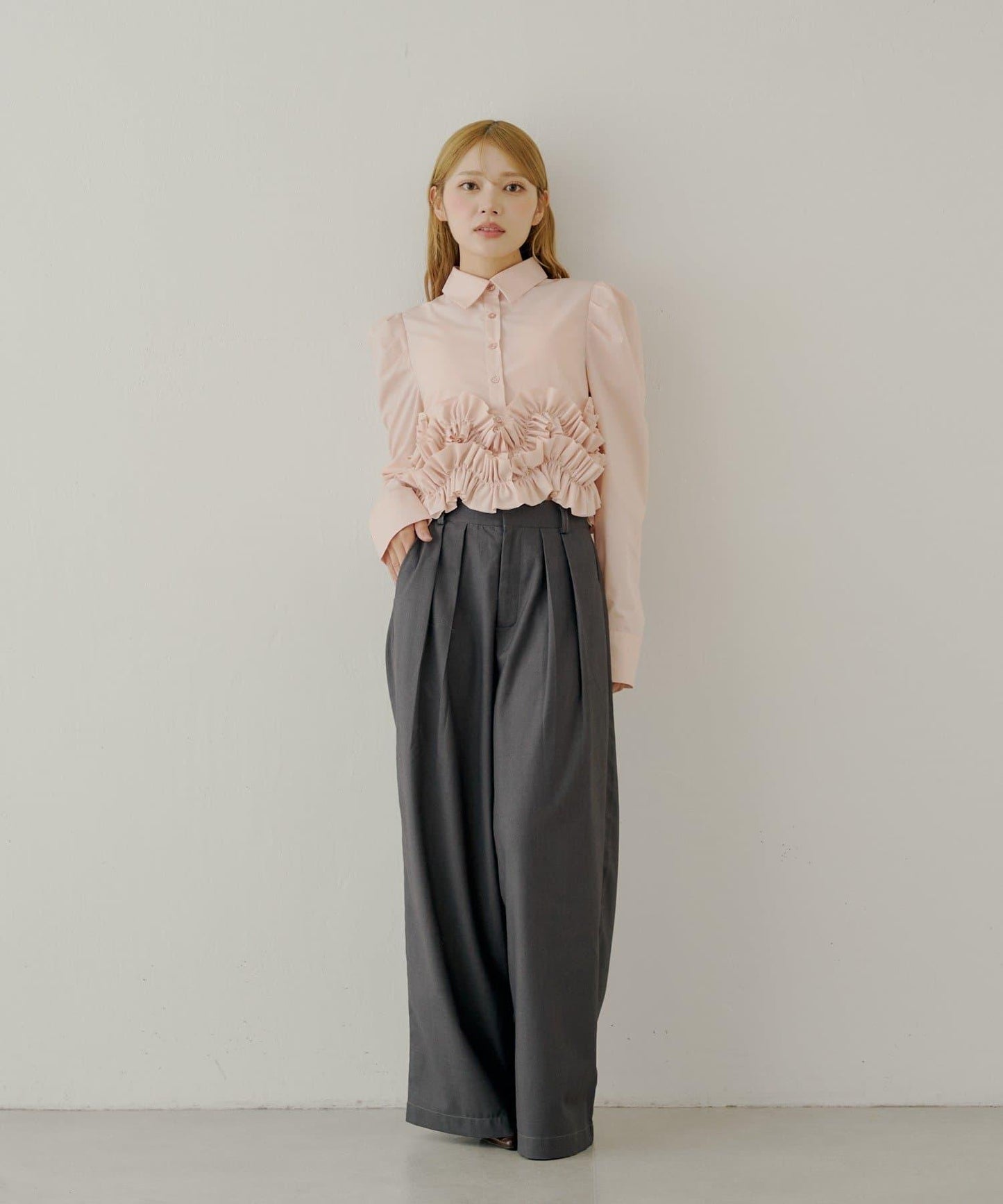 【SALON by Chico】下襬荷葉邊設計襯衫