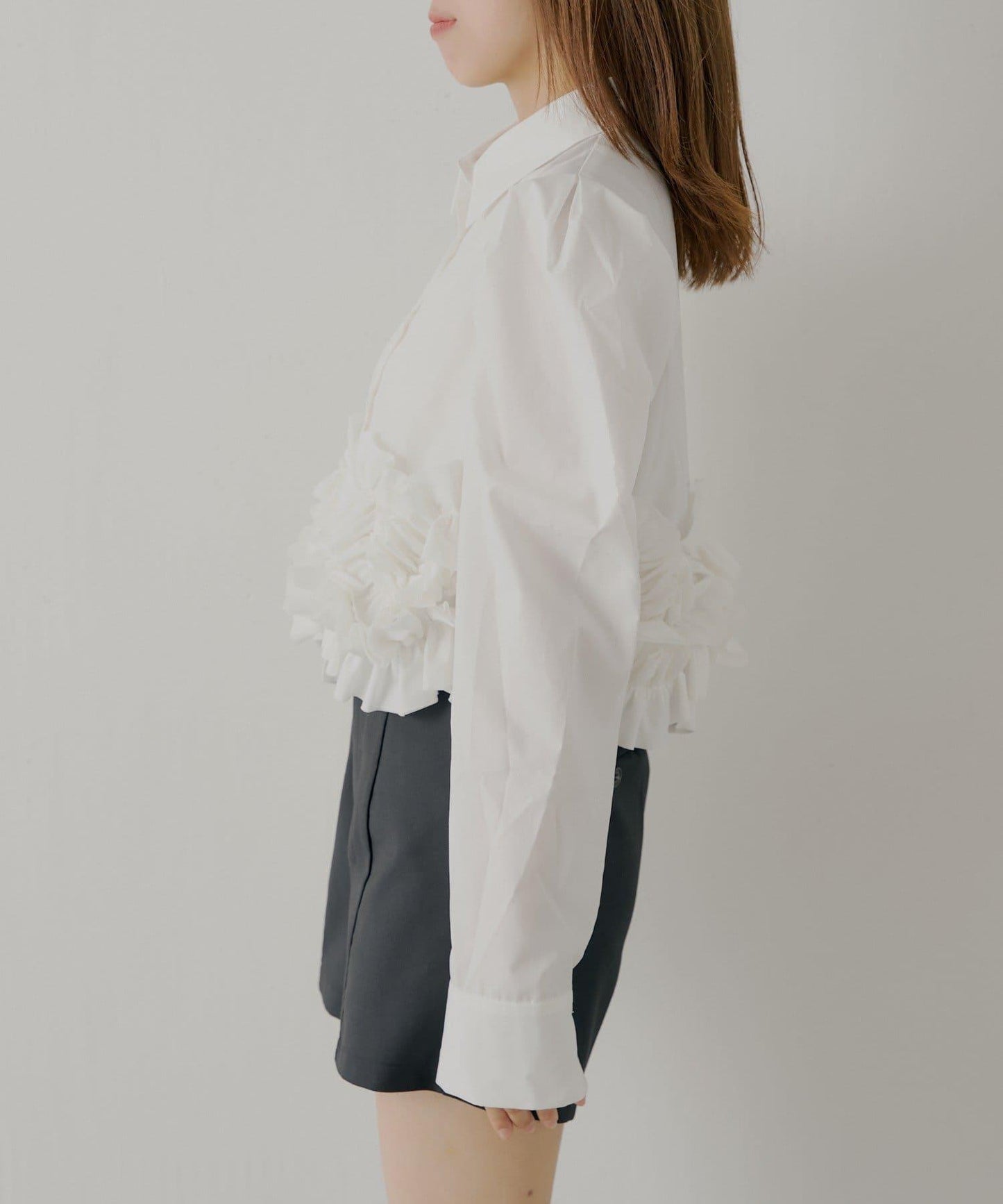 【SALON by Chico】下襬荷葉邊設計襯衫