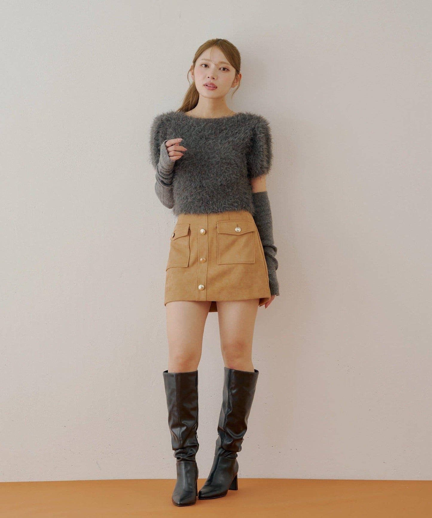 【Chico】前扣麂皮絨A字裙