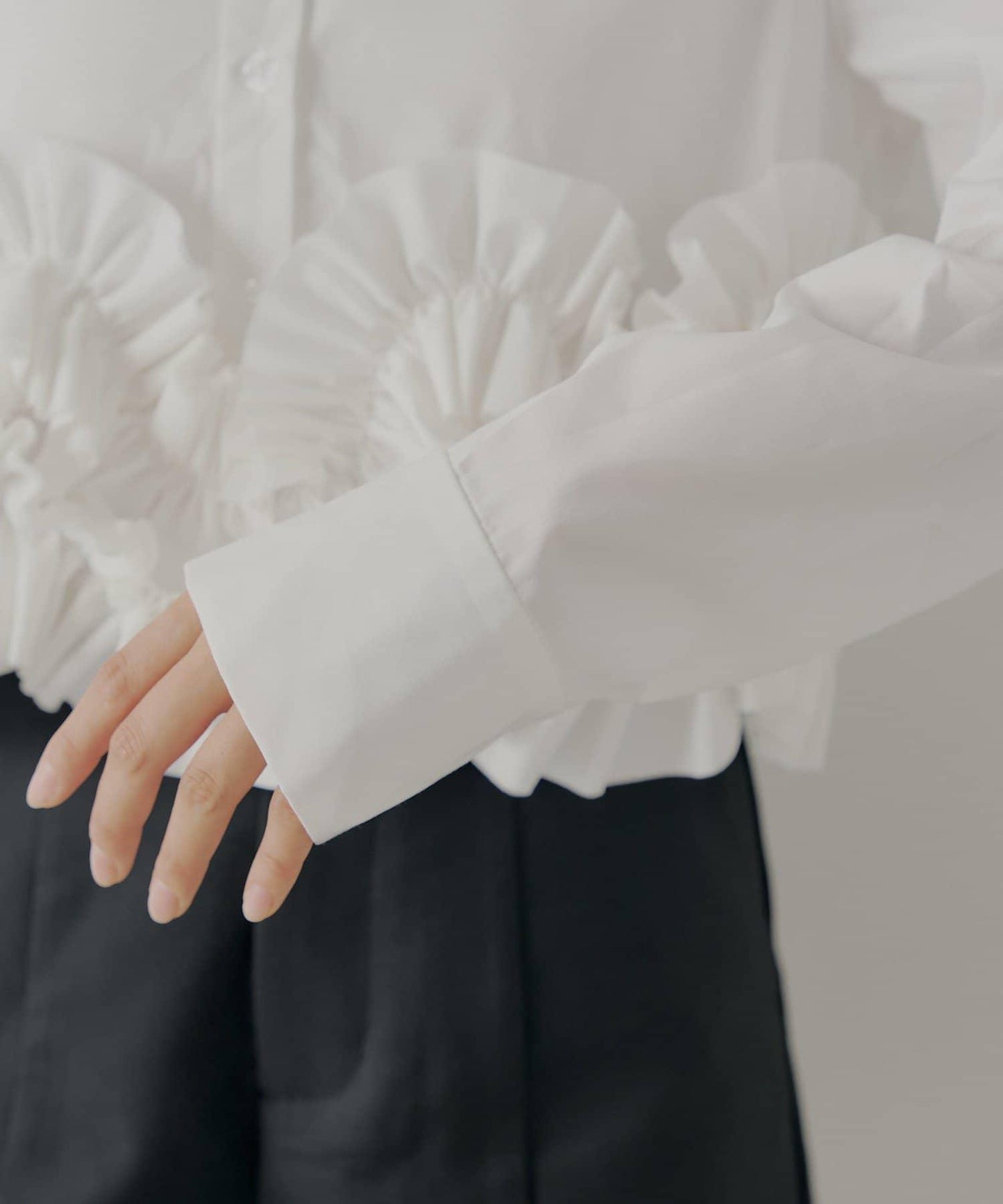 【SALON by Chico】下襬荷葉邊設計襯衫