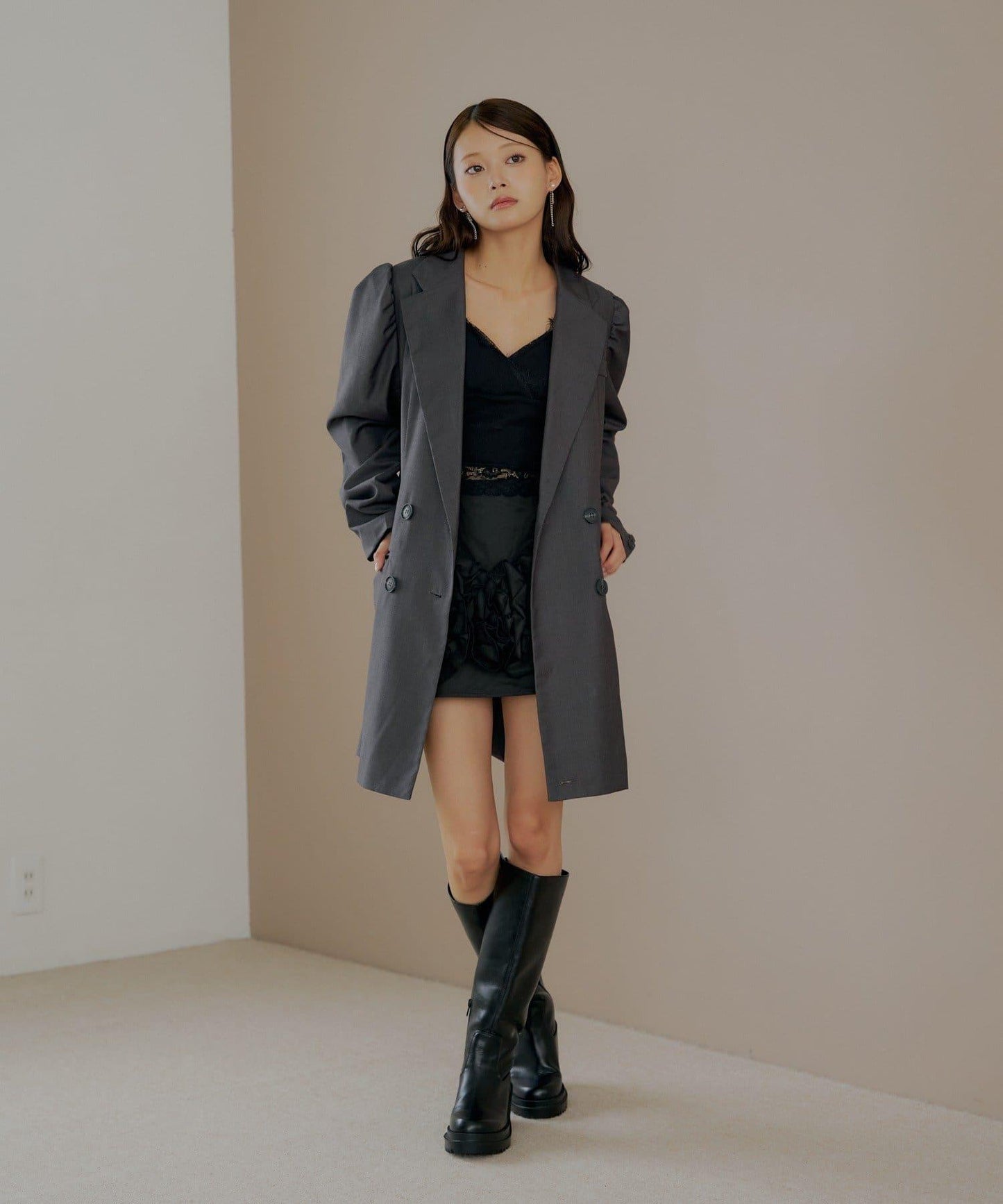 【Chico】帶玫瑰花胸針的蓬鬆長款夾克