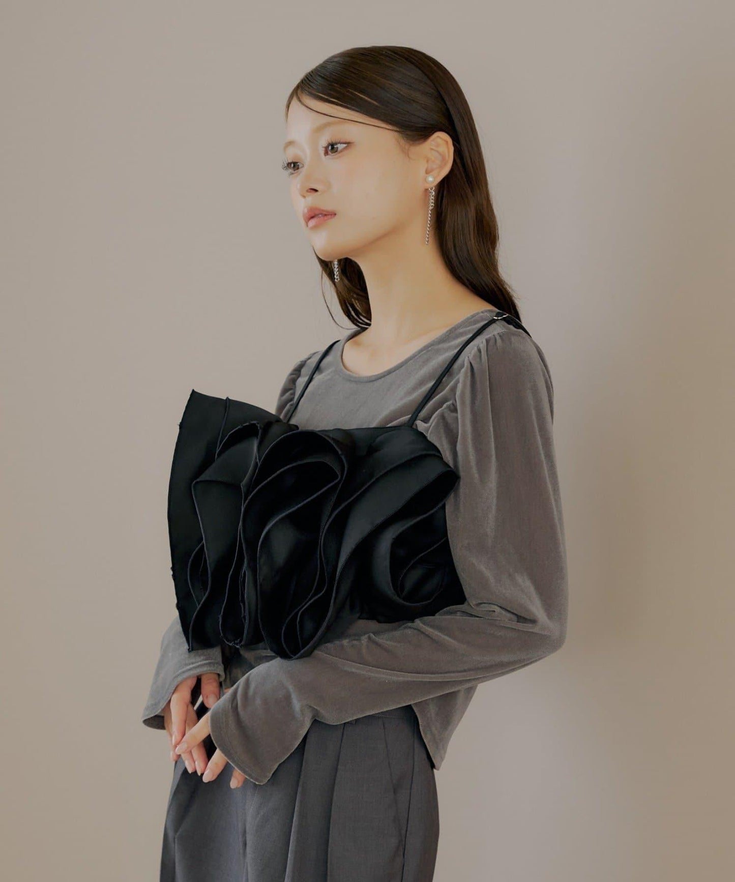 【Chico】荷葉邊吊帶+天鵝絨上衣套裝