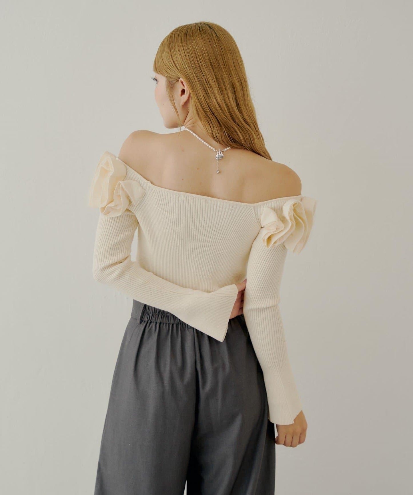 【SALON by Chico】2way荷葉邊設計一字領針織衫