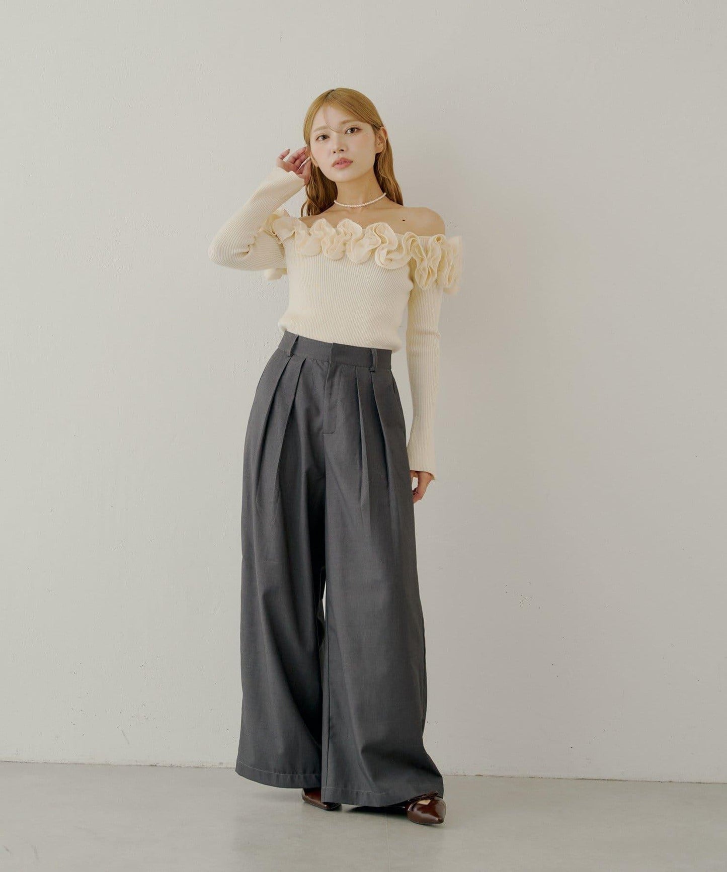 【SALON by Chico】2way荷葉邊設計一字領針織衫