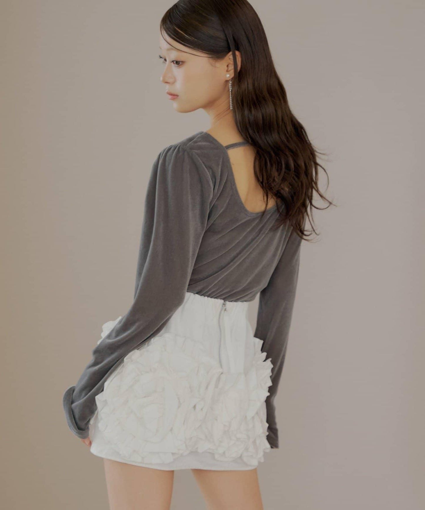 【Chico】荷葉邊吊帶+天鵝絨上衣套裝