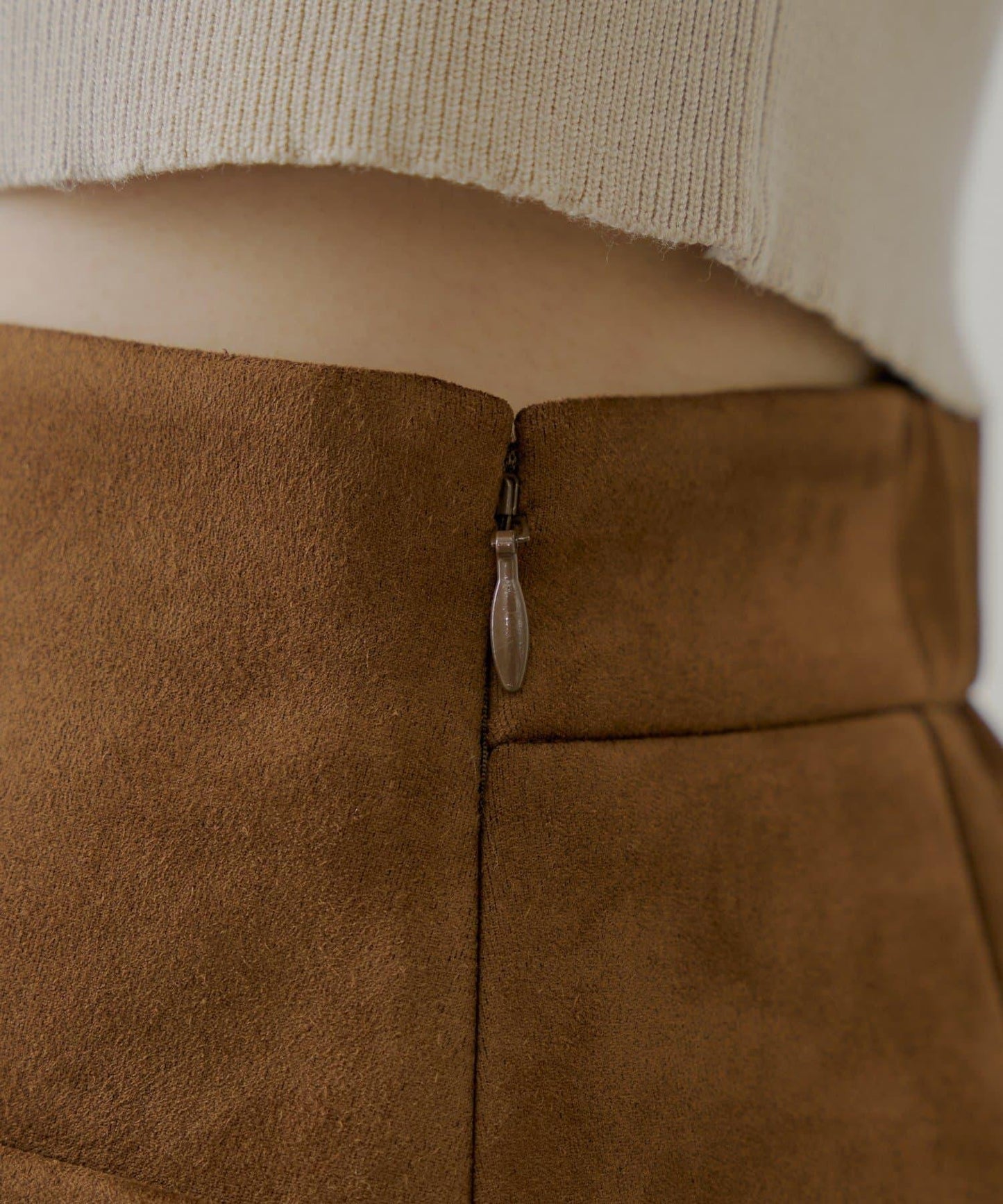 【Chico】前扣麂皮絨A字裙