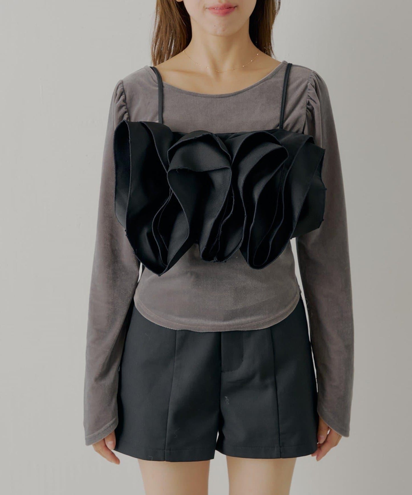 【Chico】荷葉邊吊帶+天鵝絨上衣套裝