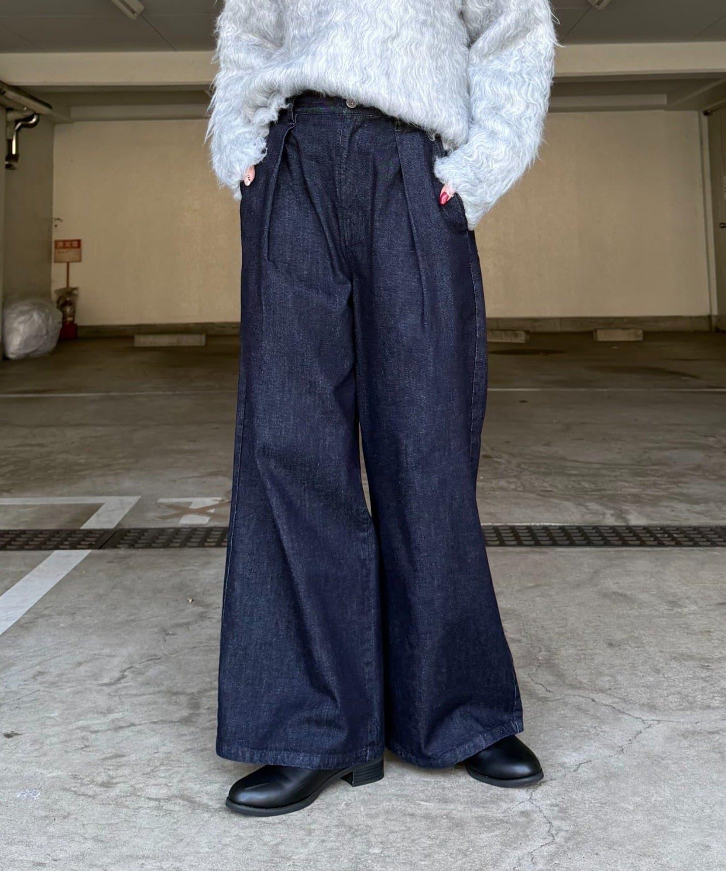 褶皺寬鬆牛仔褲