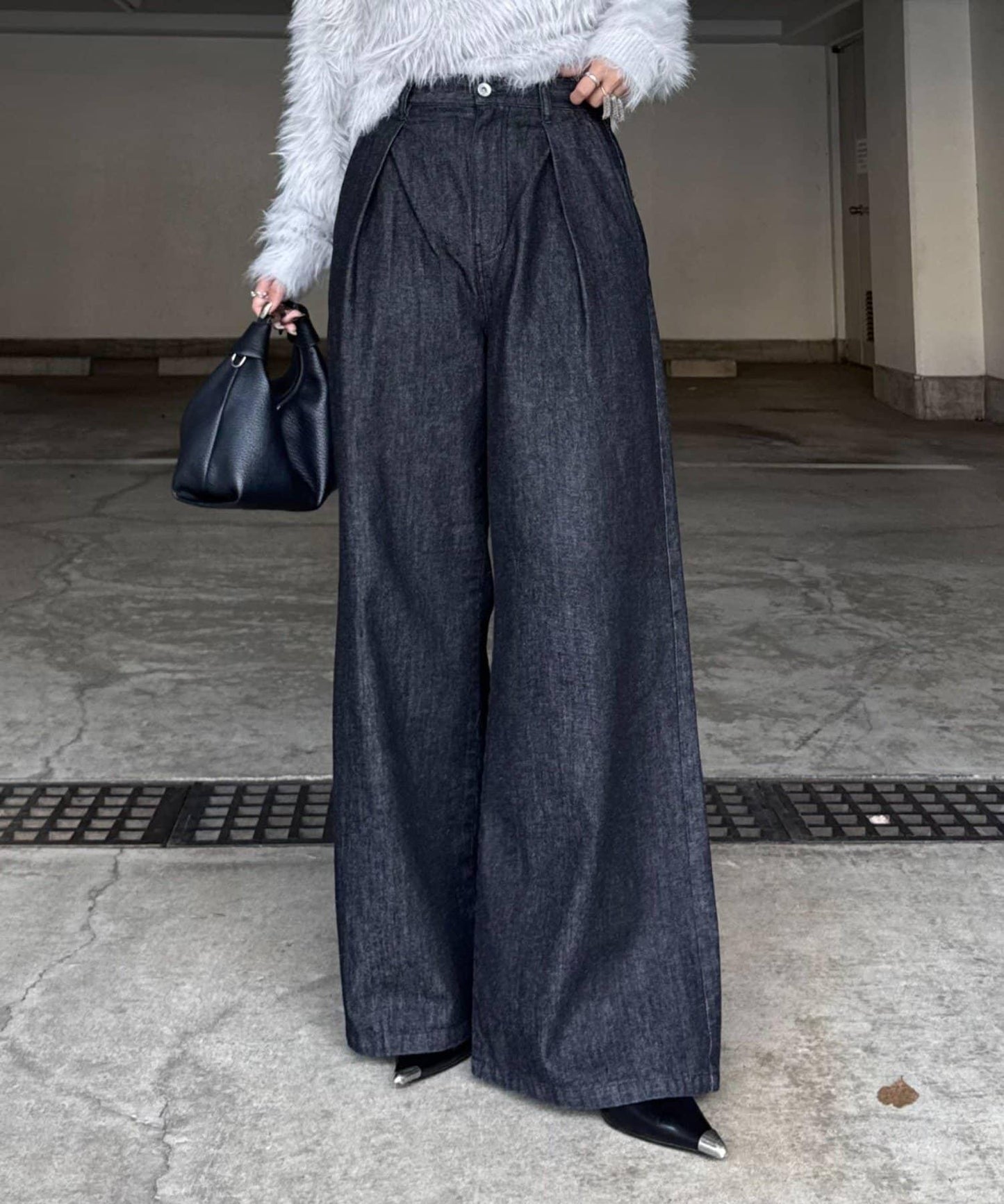 褶皺寬鬆牛仔褲