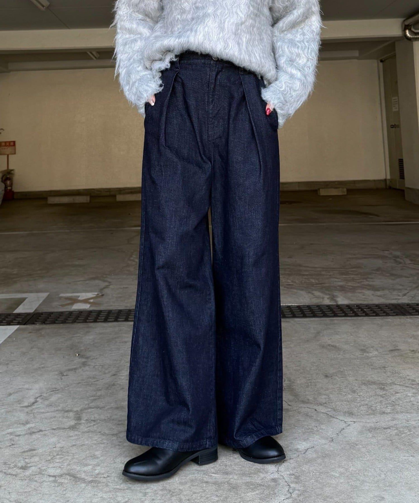 褶皺寬鬆牛仔褲