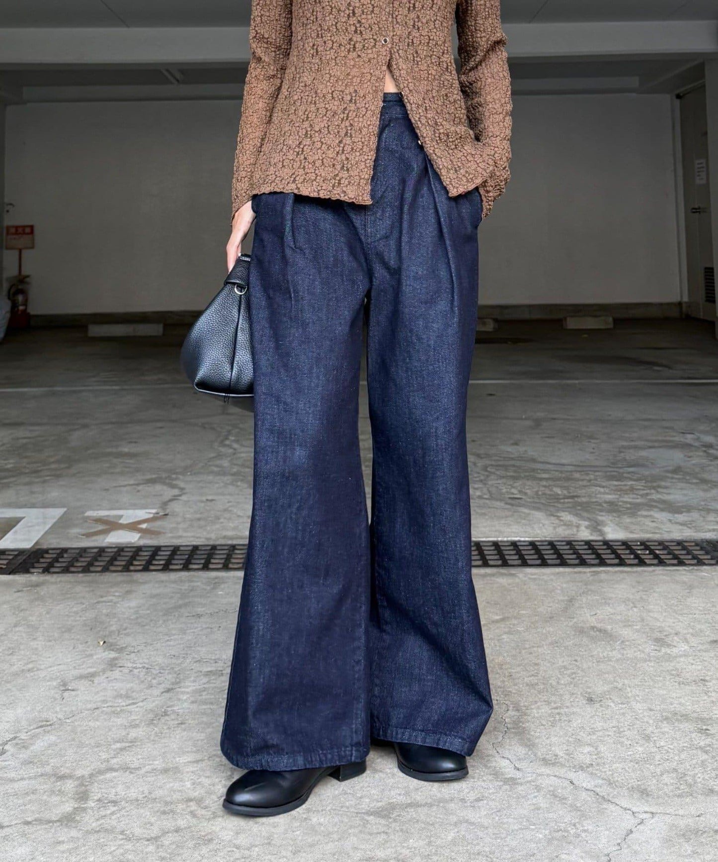 褶皺寬鬆牛仔褲