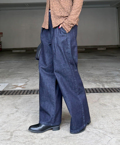 褶皺寬鬆牛仔褲