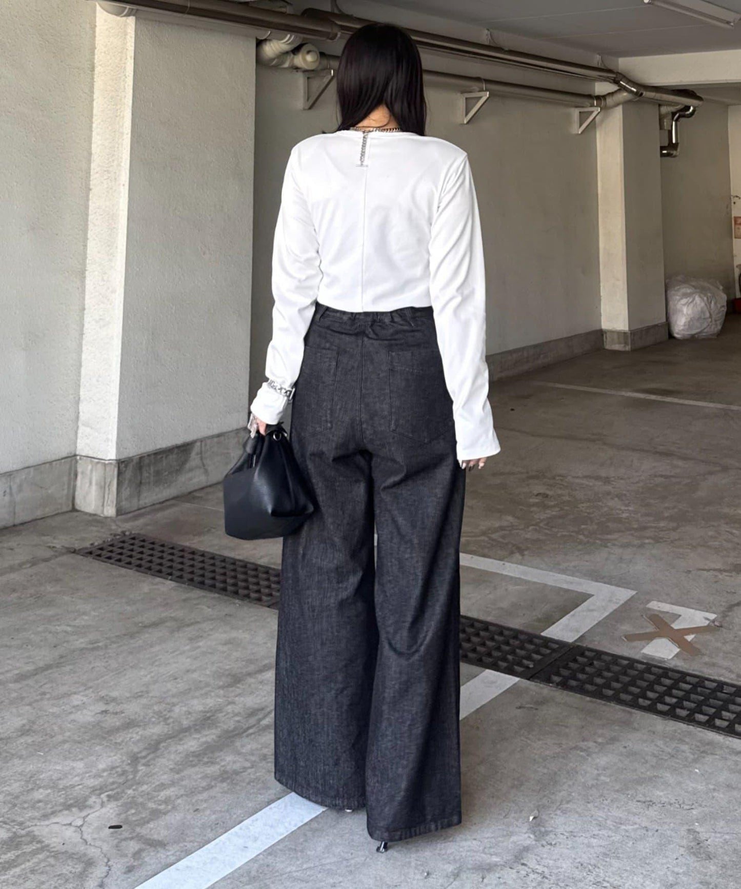 褶皺寬鬆牛仔褲