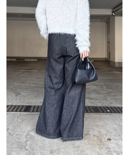 褶皺寬鬆牛仔褲