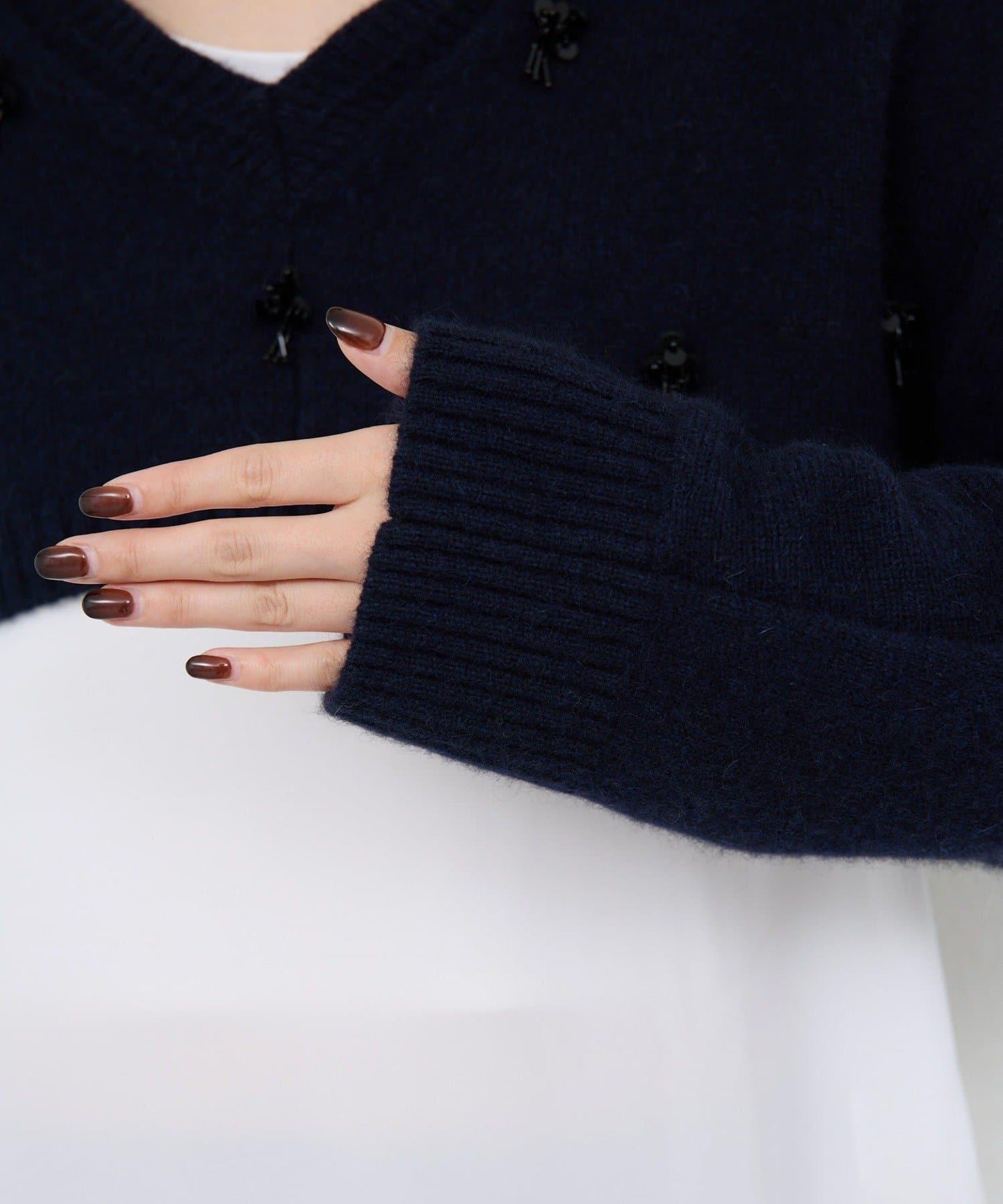 【25週年紀念款】寶石裝飾短款V領針織衫