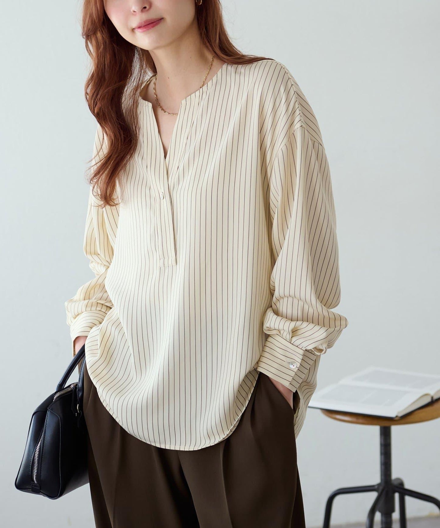 【Discoat】優雅紐扣裝飾V領襯衫