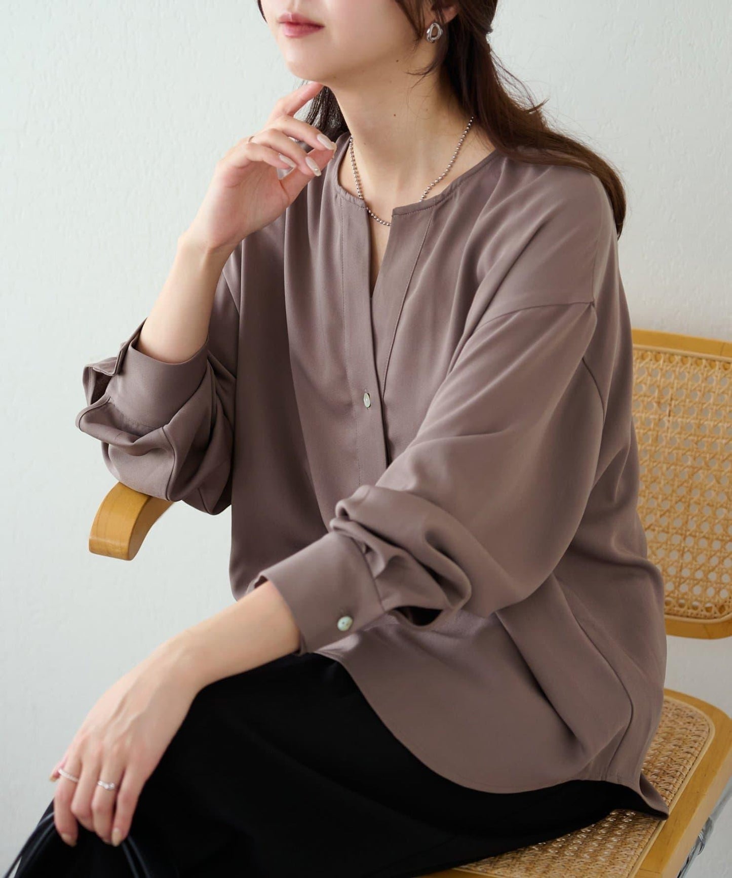 【Discoat】優雅紐扣裝飾V領襯衫
